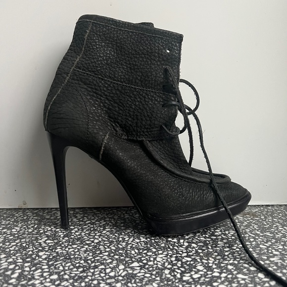 Burberry Leather Ankle Bootie Lace Up Heels Black Size 39 - Picture 1 of 11